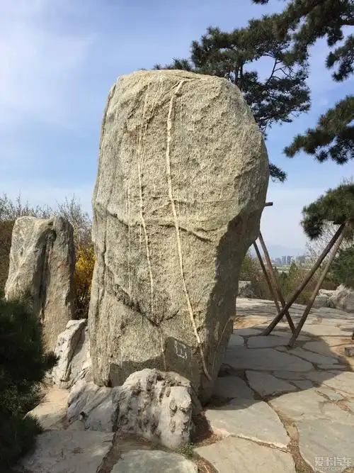 奥运森林公园山顶上这块大石头是怎么运上来的