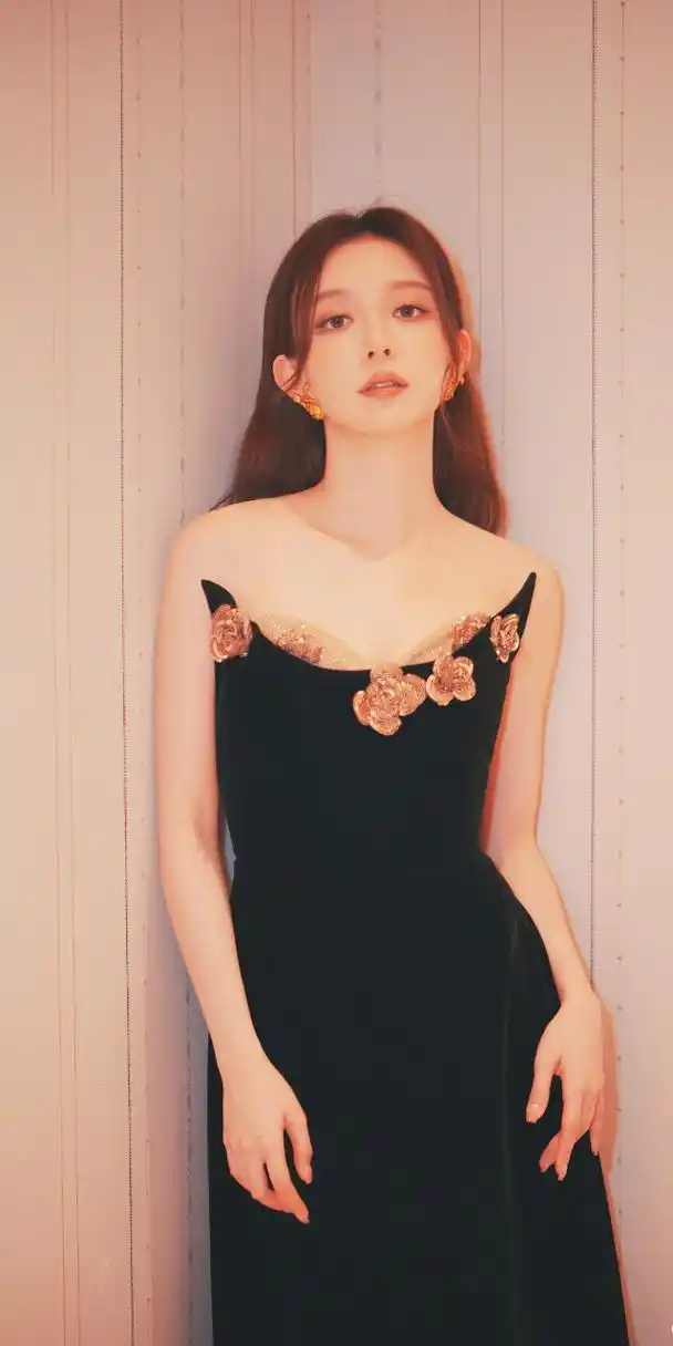 汪小敏壁纸精选:气质长裙,优雅明艳