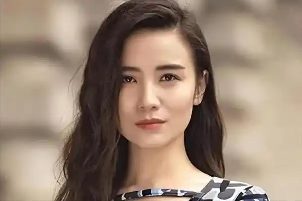 宋佳:靠吊带上位,被4个男人狂追,与5婚导演同居,黄少峰是底气