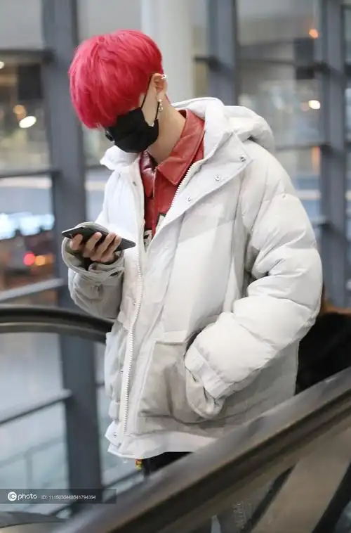 独家:小鬼王琳凯一袭红发现身妖娆霸气 小眼神十分傲娇