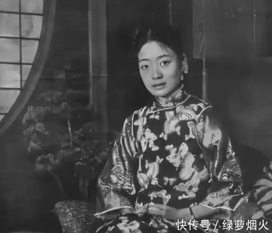 而长期的鸦片上瘾和精神上的问题,最终也透支了婉容年轻的生命!