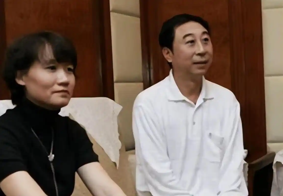 回顾冯巩被妙龄保姆索要50万分手费妻子艾慧的做法让人敬佩