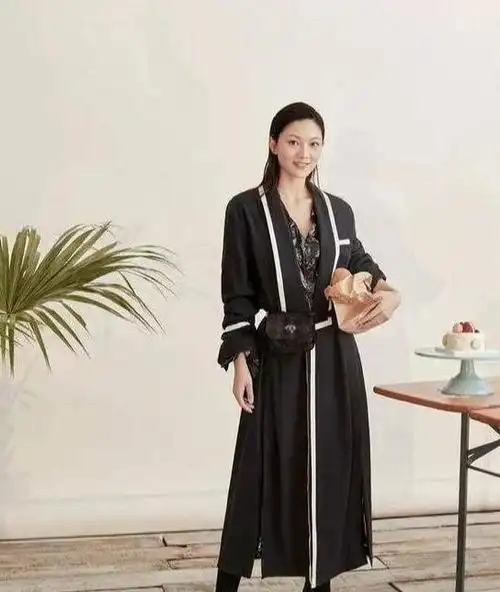 19岁就为了给张艺谋生孩子,她抛弃了自己的大学,陈婷的逆袭人生