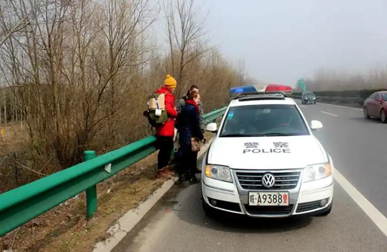 春节返程高峰安徽大学留学生高速拦车 交警热心帮忙(组图)