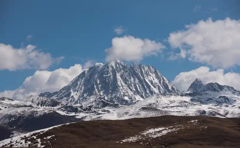 姑弄村视角的雅拉雪山