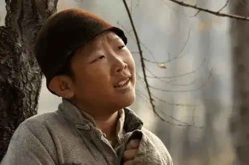 生活需要揭穿 - 32岁的他一直演小朋友,自己跟老婆