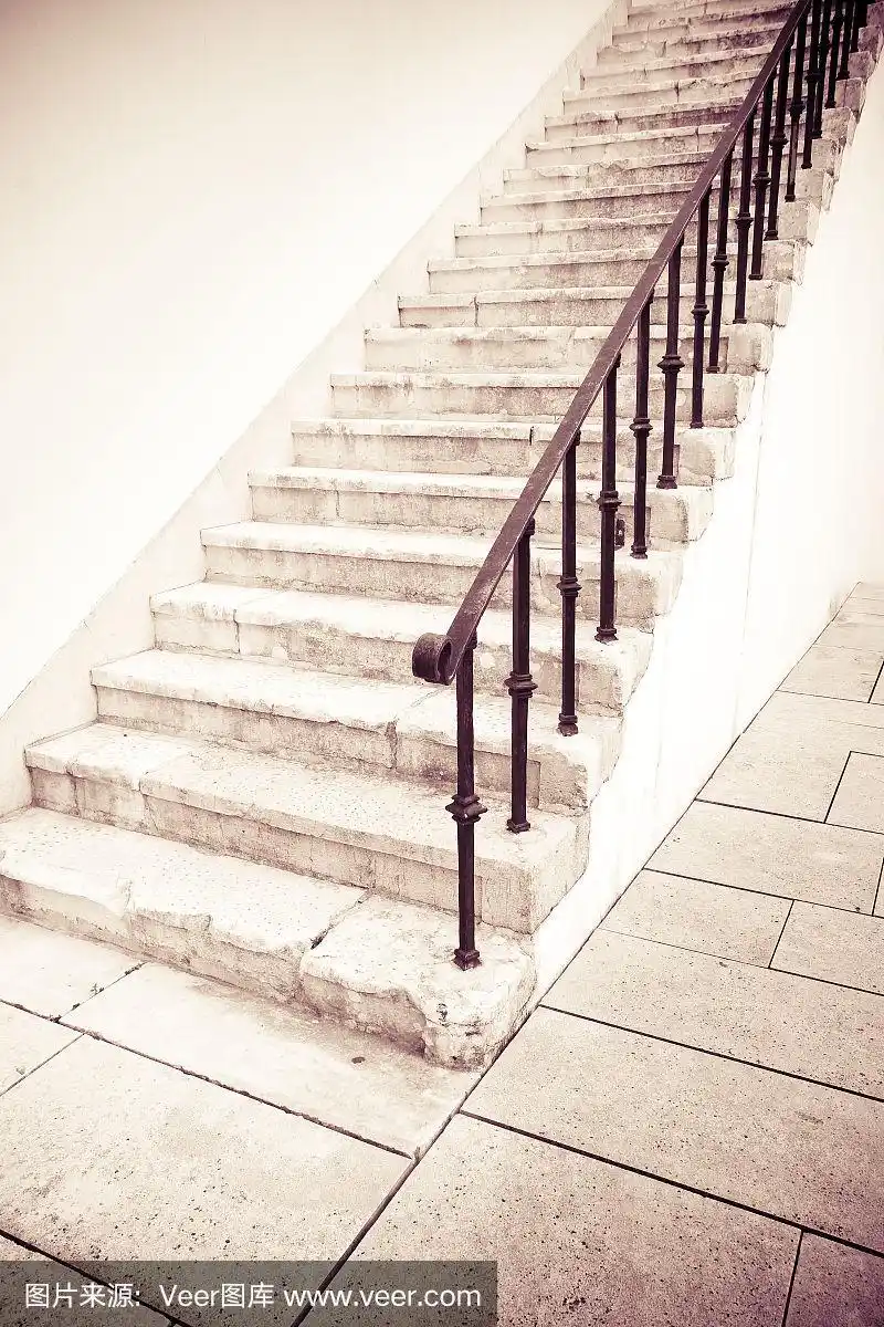 细节的石头楼梯和铁栏杆色调的形象