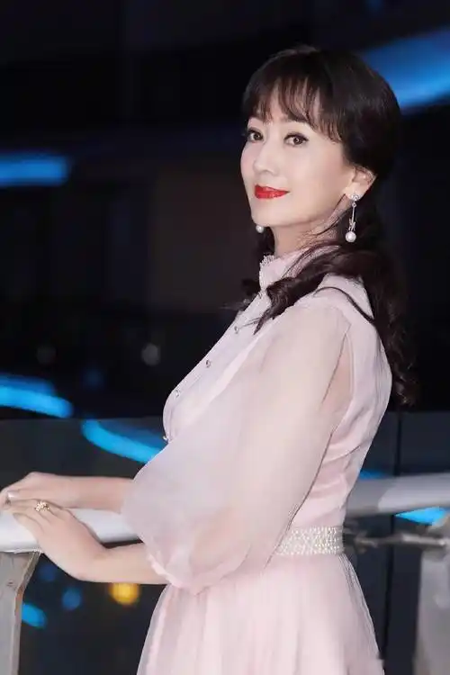 赵雅芝质感光影写真发布着粉色长裙优雅端庄状态佳