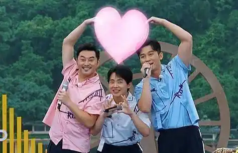 上唱歌时,细心的网友能注意到郭麒麟的穿搭,虽然郭麒麟的身高不是很高