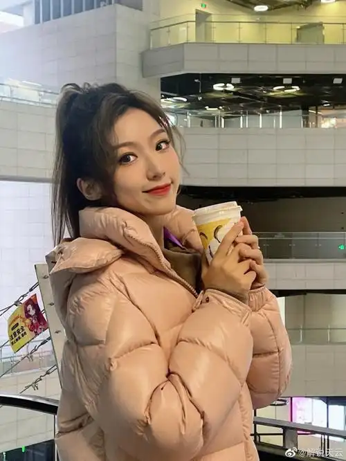 解说天云:这种天气 穿羽绒服又热 不穿又冷 拿在