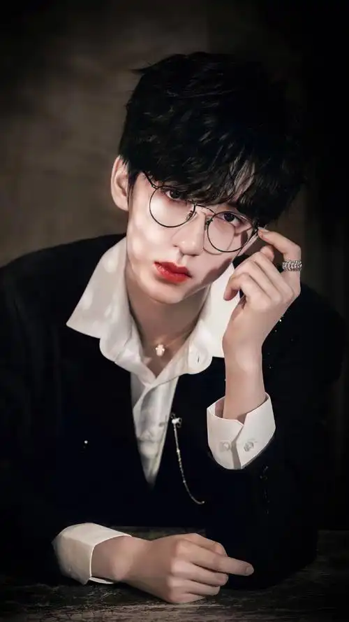 贺峻霖戴眼镜的贺峻霖