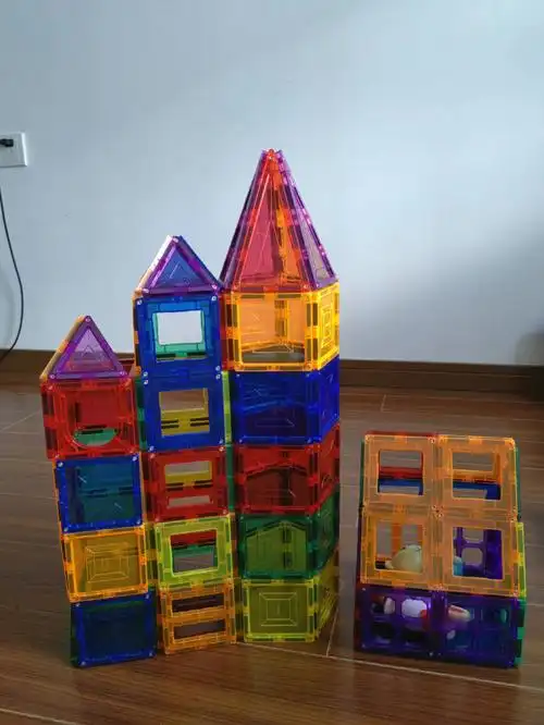 我们家饭团是喜欢玩拼图和积木的小朋友,所以对磁力片积木也是爱不释