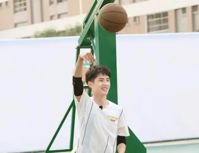刘昊然打篮球动作太帅气可爱鬼马的表情征服粉丝芳心