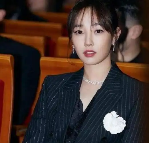 为何李小璐离婚后一直无绯闻?也不再婚,原来她并非在等贾乃亮