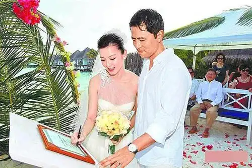 女星林熙蕾昨天与相恋不足半年的商人杨晨在马尔代夫结婚