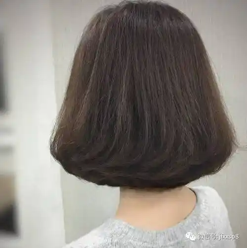 春天流行烫"内扣短发"