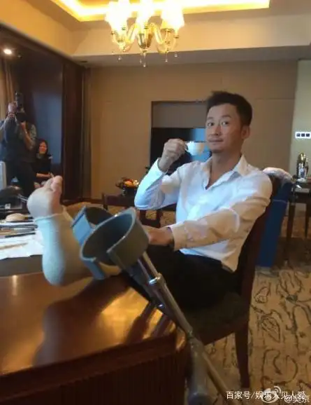 粉丝制作吴京受伤汇总图,全身缝针高达100多针,经历让人心疼!