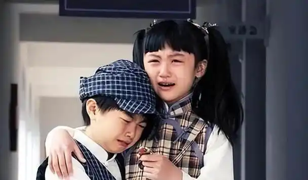 她6岁与成龙同台上春晚却因长相被骂退出圈如今她长什么样