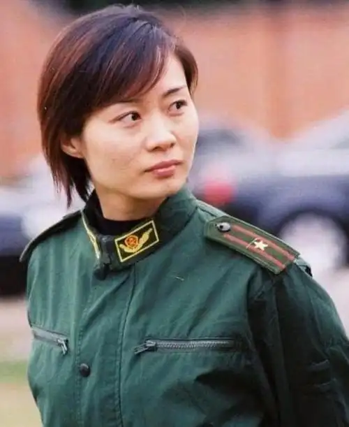 她17岁就进女子特警队现在已大校军衔老公却是一普通保安