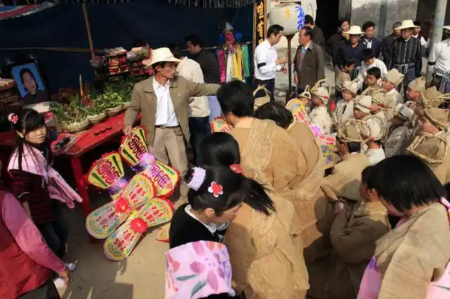 客家人的葬礼麻衣草绳全有了