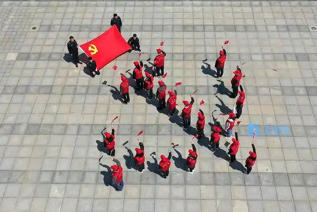 古楚街道志愿者和综合执法人员与党旗合影统筹:卫茹组图:王晖制作