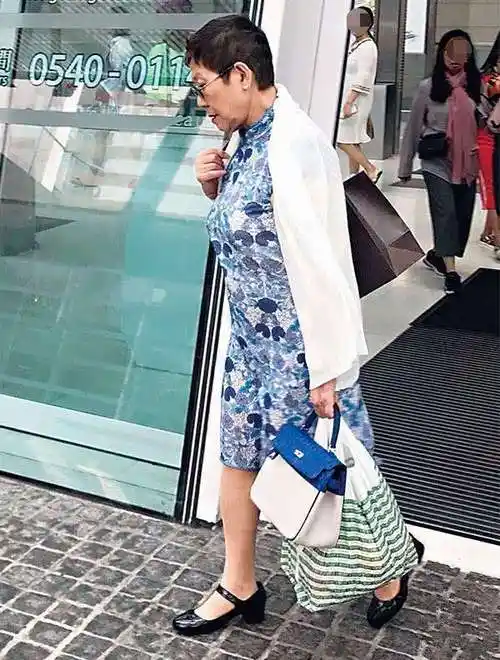 凌宝儿近照亲自卖菜负责周星驰起居被指责是儿子未婚罪人