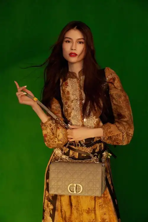 何穗这样的女人真是挺高级的,就算穿得花里胡哨的,也不影响魅力