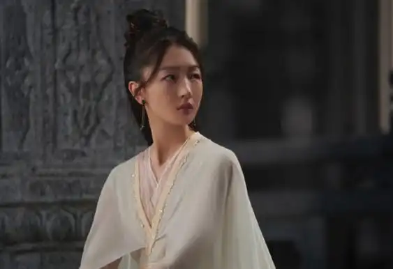而2021年,周冬雨主演的电视剧《千古玦尘》,是完全彻底的【自曝其短】