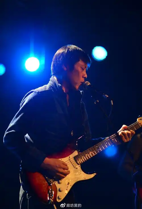 虽然之前的苏见信走了,不过乐队的班底还在,况且刘文杰唱的还不错,我