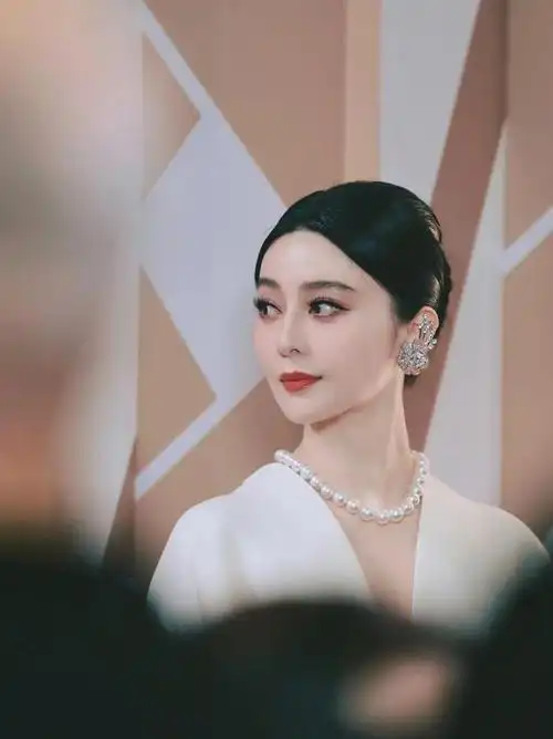 范冰冰复出后首次红毯亮相白色礼服加珍珠项链依旧是女王范儿