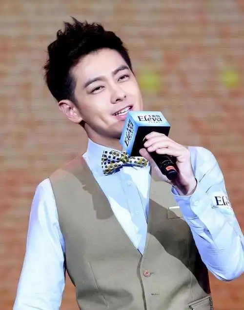 除了林志颖外,鹿晗也是一位备受关注的男明星.