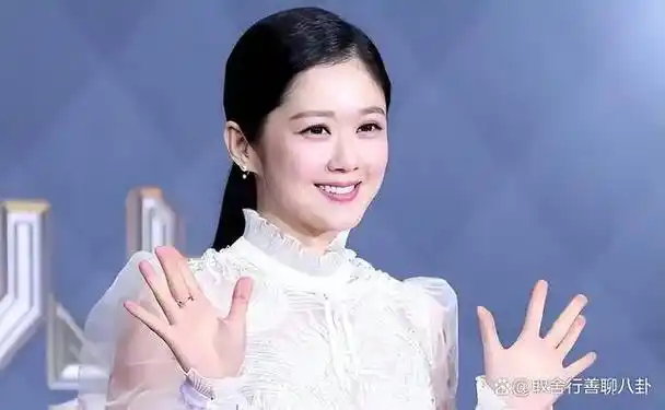 近日,42岁的张娜拉在社交平台晒出一组照片,戴着圆眼镜宛如少女,瞬间