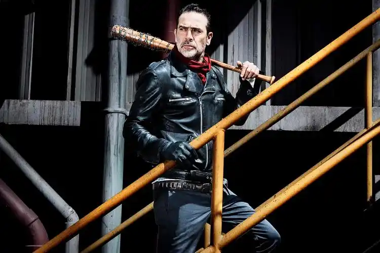 行尸走肉尼根造型对比之前典藏关羽