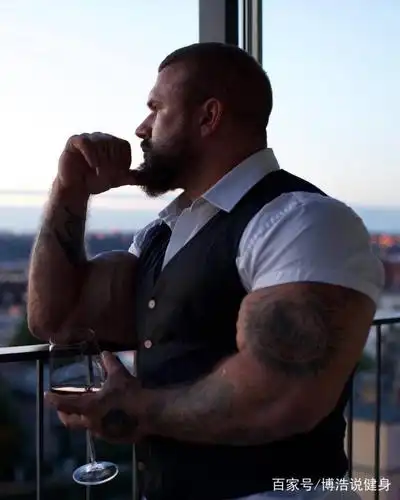 臂围64cm的肌肉男,网友:是自然的吗?