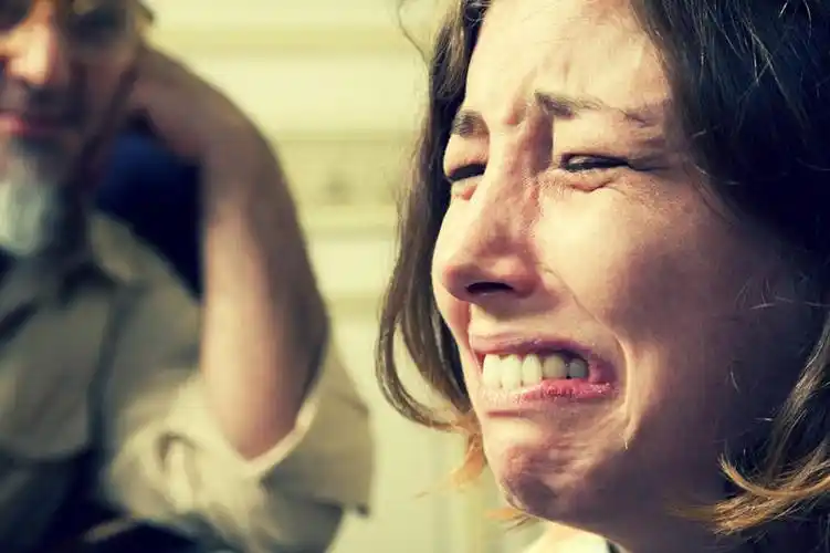 人,坐,哭,横图,室外,白天,正面,失败,阴影,沮丧,光线,影子,阳光,难受