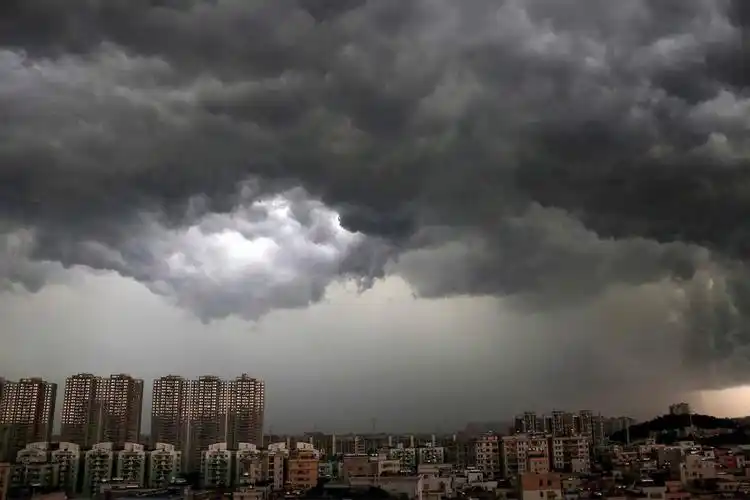 广州暴雨……乌云压城,白昼如夜(曹大林摄影)