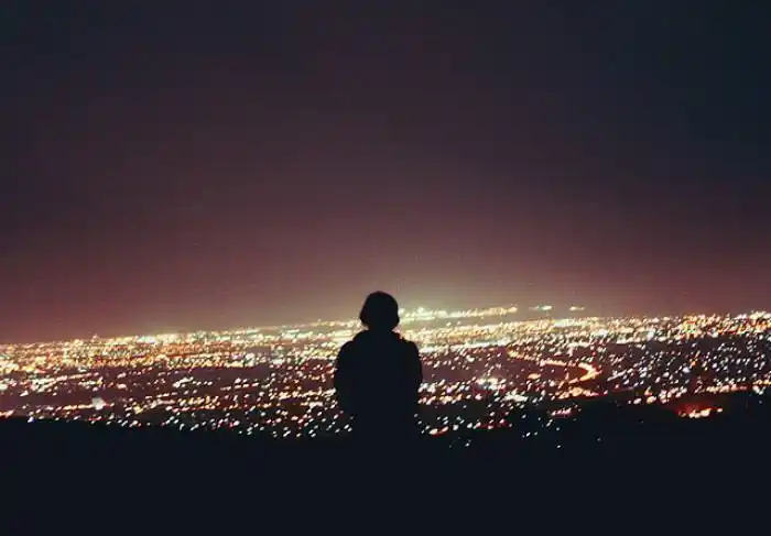 刚刚放学的高中生骑着车 兴奋的讨论着 走了无数遍的路依然在那里