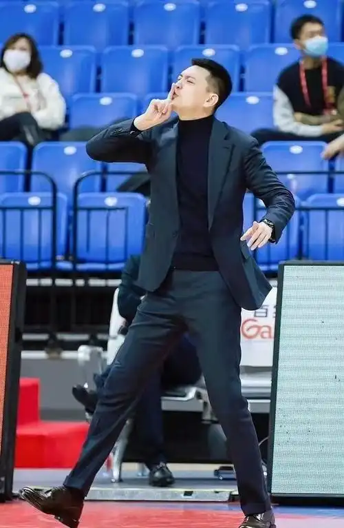 罚单来了!停赛3场 罚款3万,杨鸣私闯赛场吞苦果,辽篮困难重重