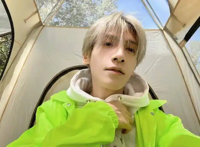 原创罗云熙秀近照一头银发阳光帅气粉丝不淡定了