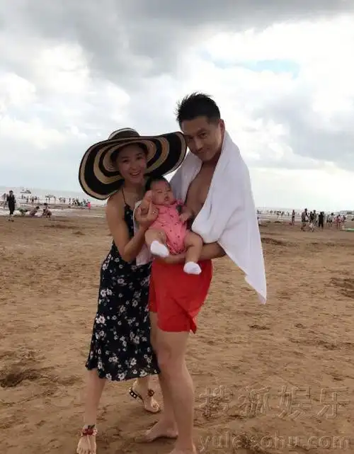 李小萌罕见晒全家福 儿子小脸肥嘟嘟超q