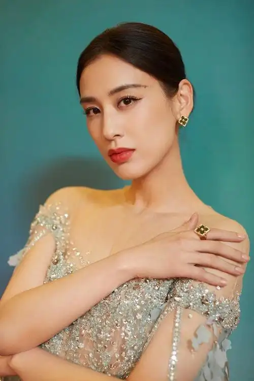 豪门阔太黄圣依气质真好身穿银色水钻礼服看起来就很贵
