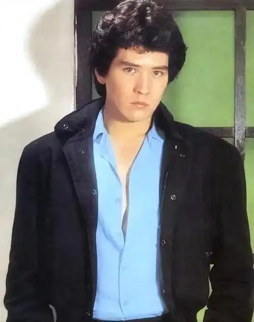 费翔沉痛悼念母亲,老太太曾拆散费翔恋情,思想前卫不渴望第三代