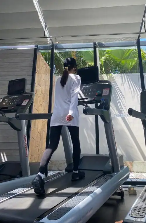 秦岚这个理由好真实#秦岚晒健身背影照# #秦岚健身只为了收工后多吃一