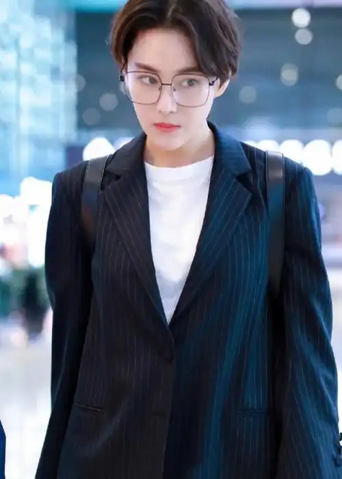 张馨予穿西装走机场,换中分短发很有型,气质女神变酷帅辣妈了