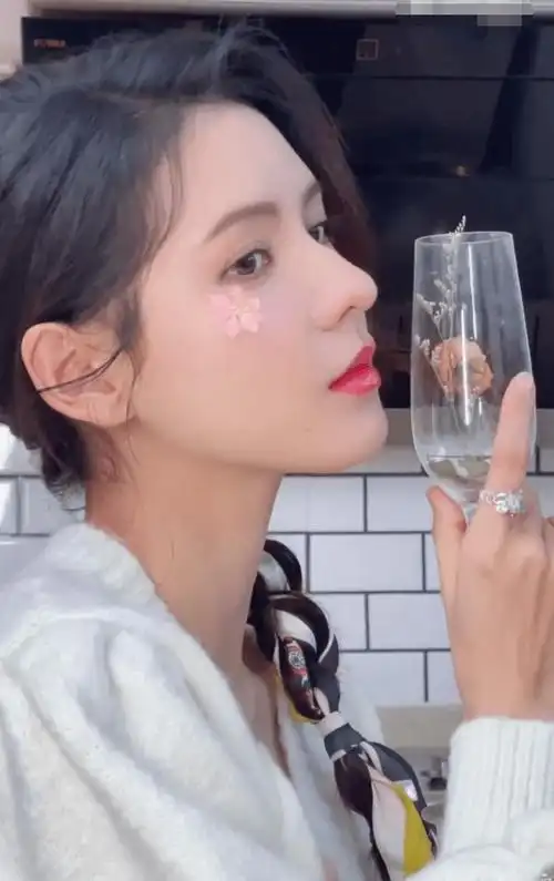 张予曦晒甜美自拍妆容精致变身花仙子