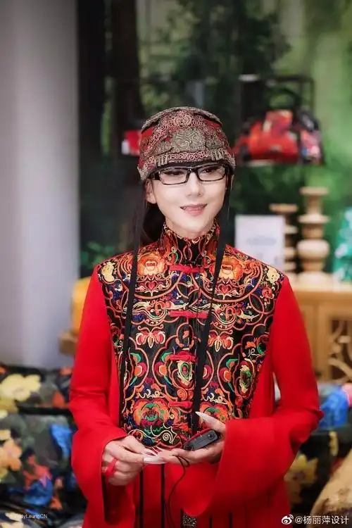 杨丽萍也许是当今国内唯一一个能把中国民族服饰穿得这么精彩的人