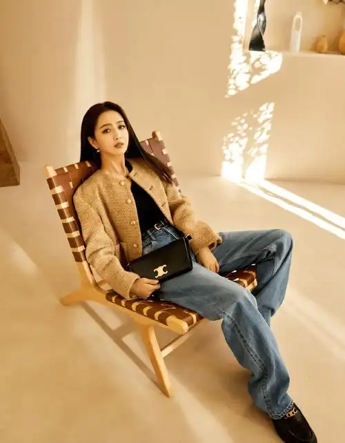 佟丽娅气质真没得挑,穿小香风外套配牛仔裤,看似简单却有名媛范