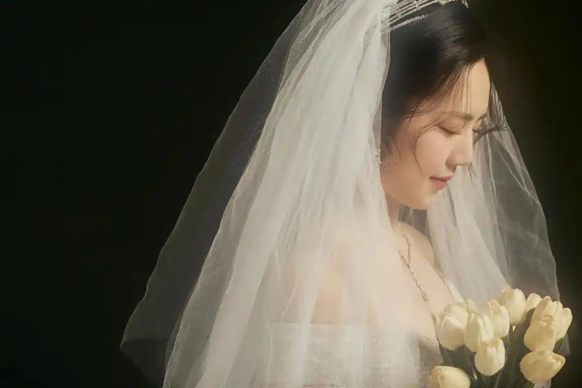 再也没有羡慕过婚车里的新娘 或许那天是她一生中最 - 抖音