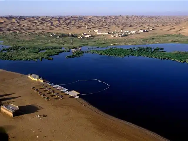 腾格里沙漠月亮湖景点信息_腾格里沙漠月亮湖景点介绍_腾格里沙漠月亮