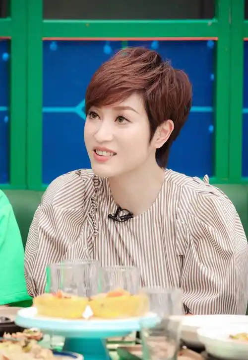 53岁陈法蓉晒照状态好港姐冠军短发太酷飒曾与利智撞造型